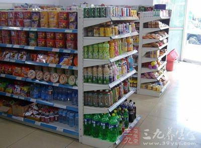 销售过期食品短斤缺两 杭州专项整治商场超市违规经营